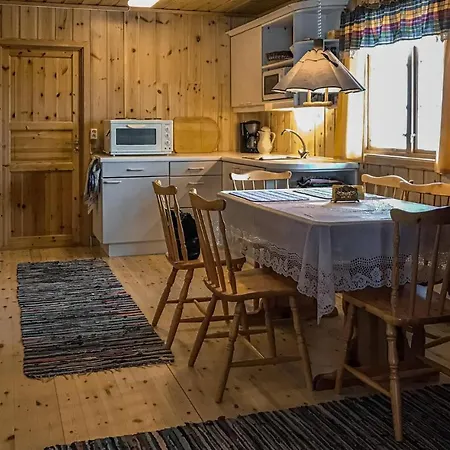 Nice In Straumgjerde With Kitchen Brunstad